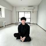 ワンルーム・服は10着　”手ぶらで生きる”「ミニマリストしぶ」　29歳男性の生き方が支持される理由