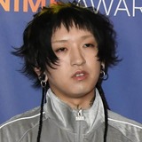 YOASOBI、腕にびっしり “new” タトゥー公開…ファンの “拒否反応” も無関係、海外で見出した活躍の道