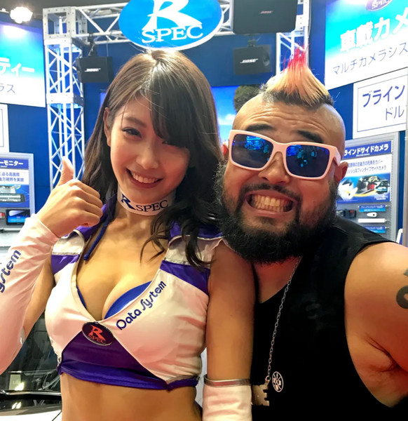 「マジでどうかしている」モーターショーに華を添える女性コンパニオンに批判の声、本人が“猛反論”も紛糾:コメント17