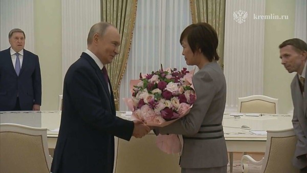 プーチン大統領が安倍昭恵氏とクレムリンで面会　安倍元総理の話に昭恵氏が涙流す場面も：コメント2
