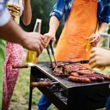隣人が駐車スペースでBBQ、打ち上げ花火…注意もガン無視→110番通報した結果