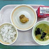 SNSで独り歩きした「唐揚げ1個」給食の真相　見た目だけで分からない当事者たちの本音