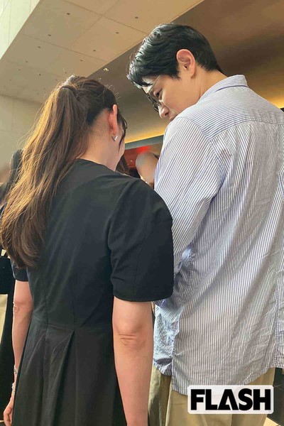 鈴木亮平、糟糠の “美人妻” と超ラブラブ映画デートをキャッチ!…最高級シートで見た意外な映画とは:コメント2