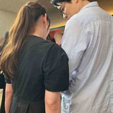 鈴木亮平、糟糠の “美人妻” と超ラブラブ映画デートをキャッチ！…最高級シートで見た意外な映画とは