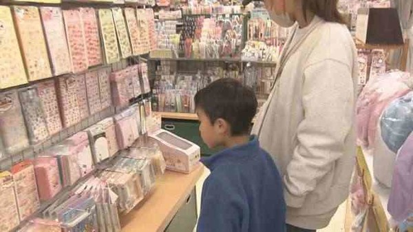 〈過熱するシールブーム〉「生活費を圧迫」「家庭崩壊しそう：コメント2