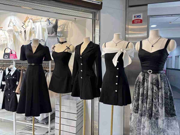 韓国でたくさん売られているこういう服、実際に着てる韓国人をほぼ観ないけど、観光客用って事？：コメント2